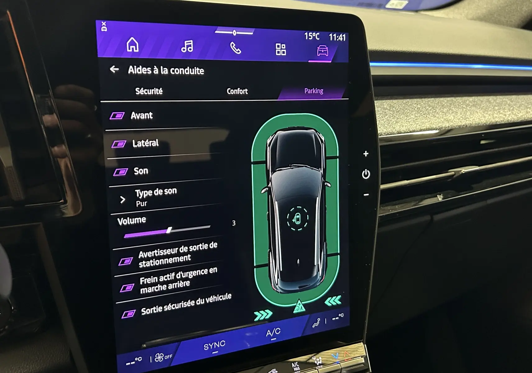 Écran tactile intérieur du Renault Austral Ph.2 E-TECH full hybrid 200 TECHNO affichant les aides à la conduite en mode parking.