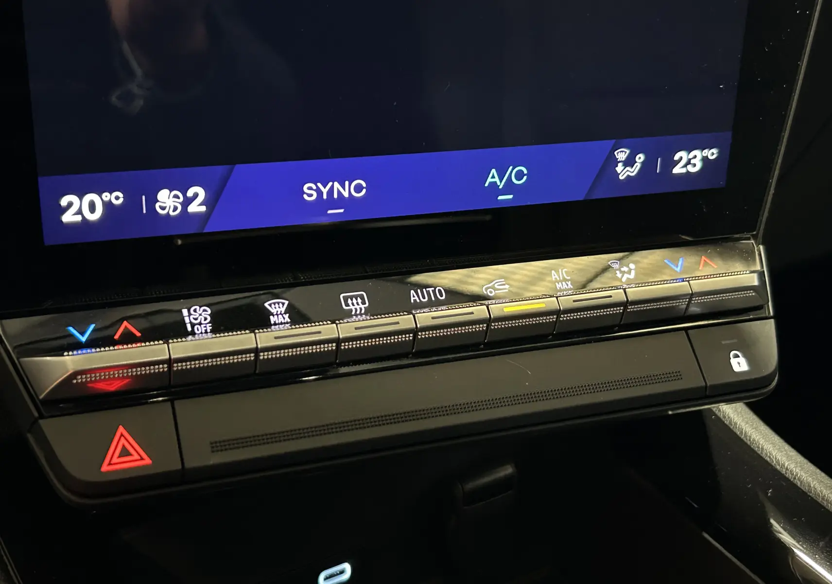 Panneau de commande de climatisation tactile du Renault Austral Ph.2 E-TECH noir étoilé, avec affichage digital et boutons lumineux.