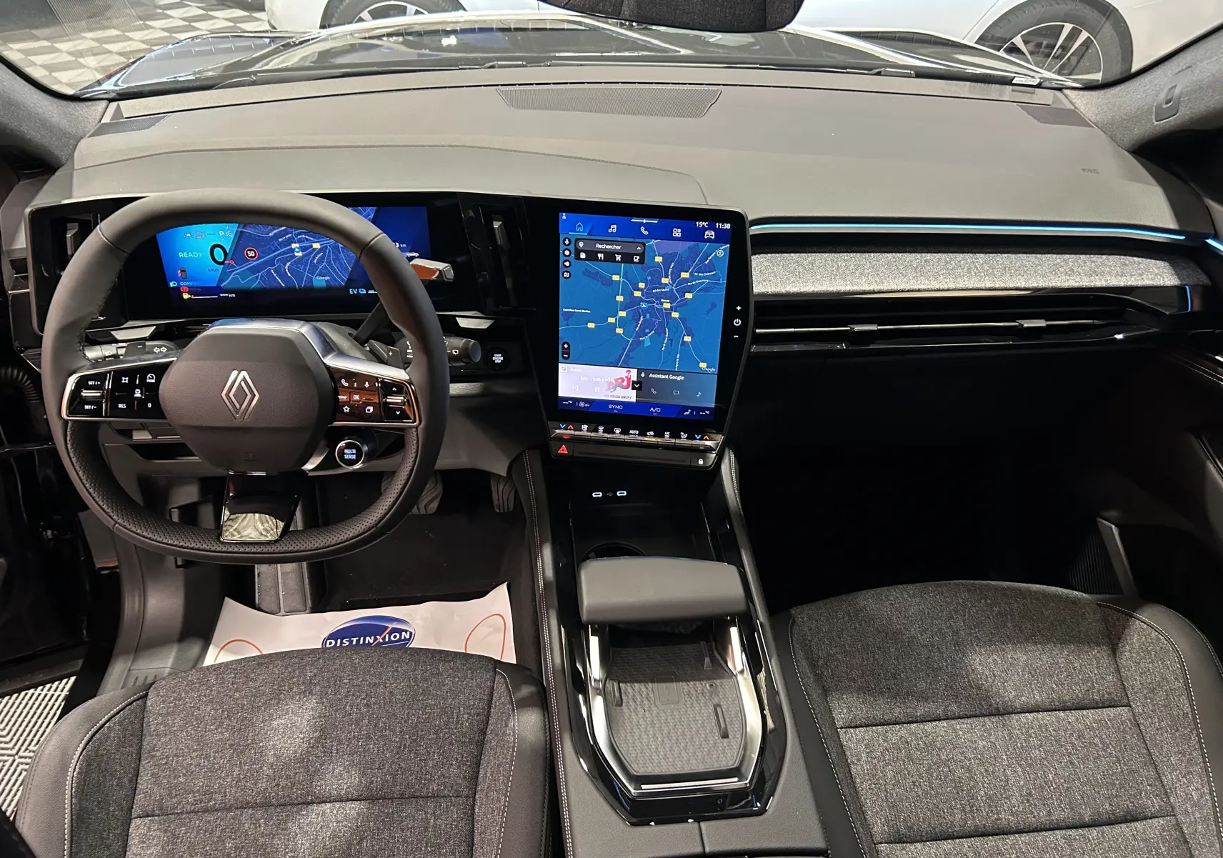 Intérieur du Renault Austral Ph.2 E-TECH, vue du poste de conduite avec écran tactile vertical et tableau de bord numérique.