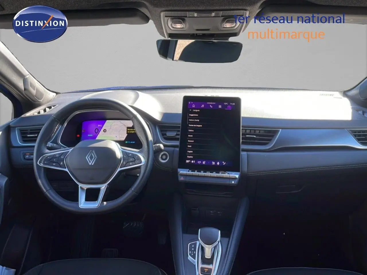 Vue intérieure frontale du tableau de bord et volant du Renault Symbioz 2025, avec écran tactile vertical et finition noire.