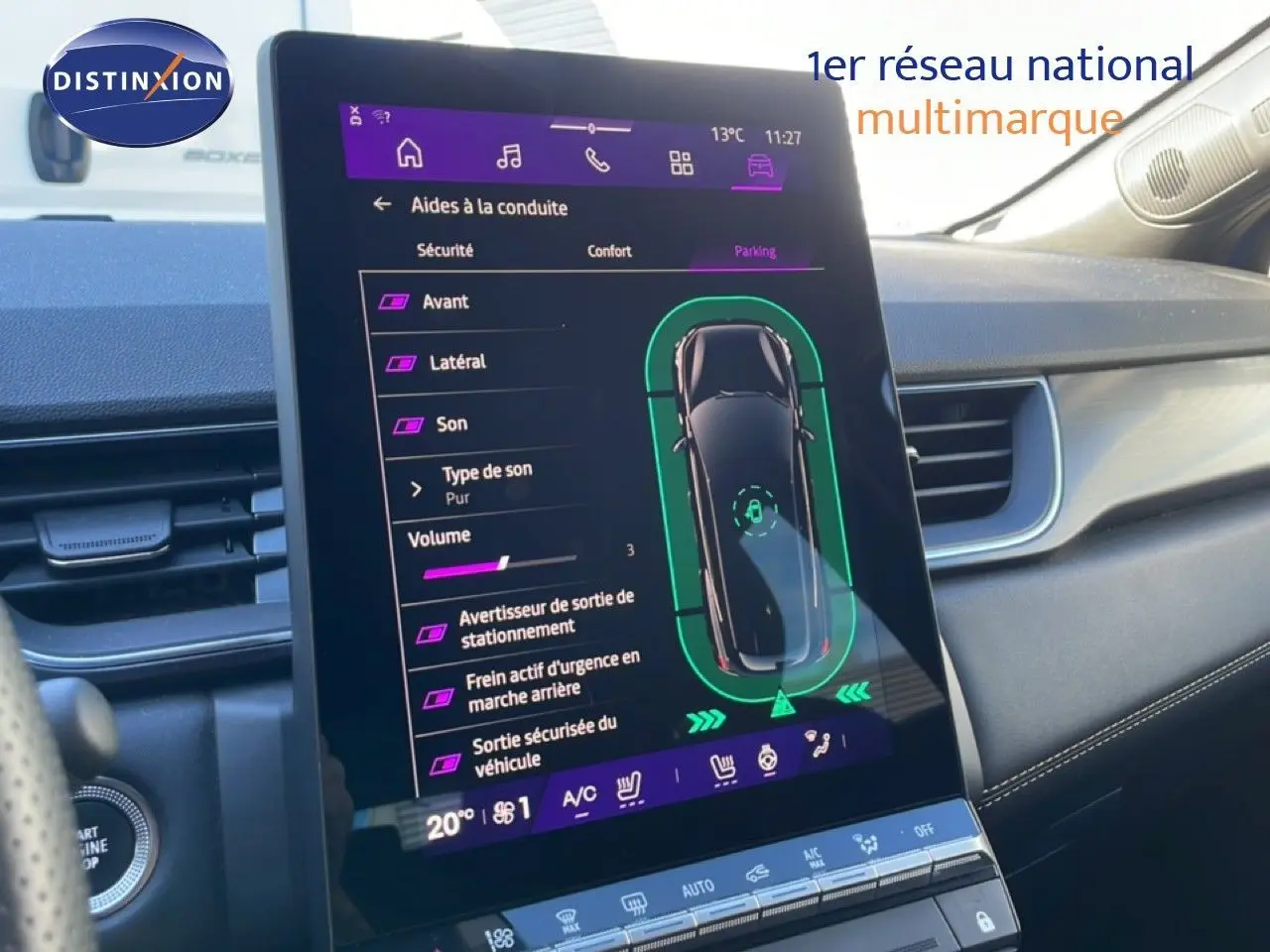 Vue rapprochée de l’écran tactile central du Renault Symbioz bleu iron metal, affichant les aides à la conduite.