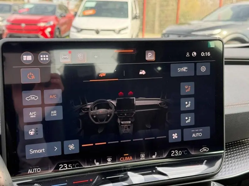 Vue intérieure sur l’écran tactile du tableau de bord du CUPRA Formentor 2.0 TDI gris Graphène, affichant les réglages climatiques.