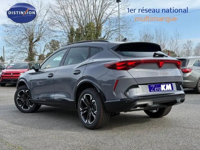 Vue 3/4 arrière droite du CUPRA Formentor 2.0 TDI 150ch gris Graphène avec feux arrière reliés et jantes noires.