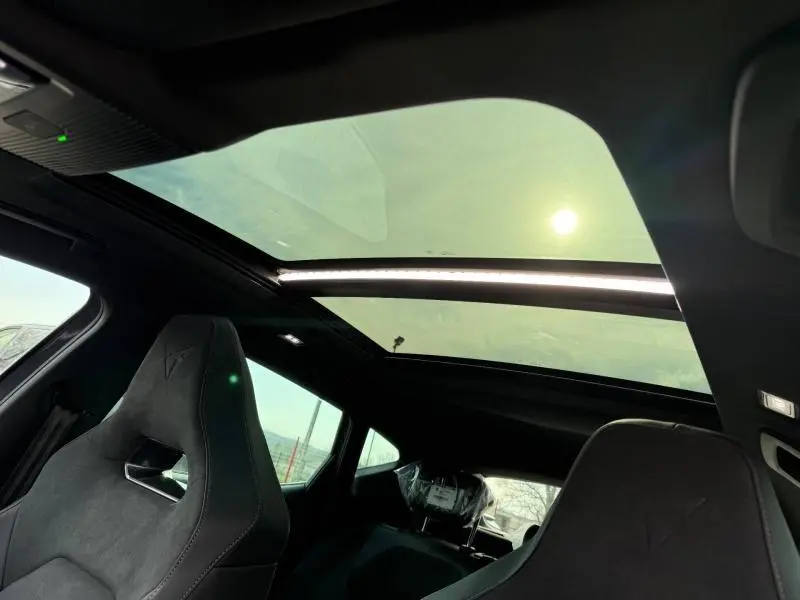 Vue intérieure du CUPRA Formentor 2.0 TDI 150ch 2026, toit panoramique et sièges sport en tissu gris foncé.