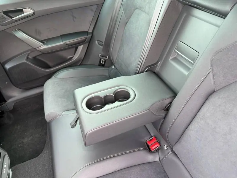 Vue intérieure côté droit des sièges arrière gris du CUPRA Formentor 2.0 TDI 150ch avec accoudoir central et porte-gobelets.