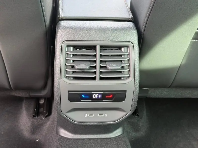 Vue rapprochée de la console arrière du CUPRA Formentor 2026 gris Graphène avec réglage climatisation et ports USB.
