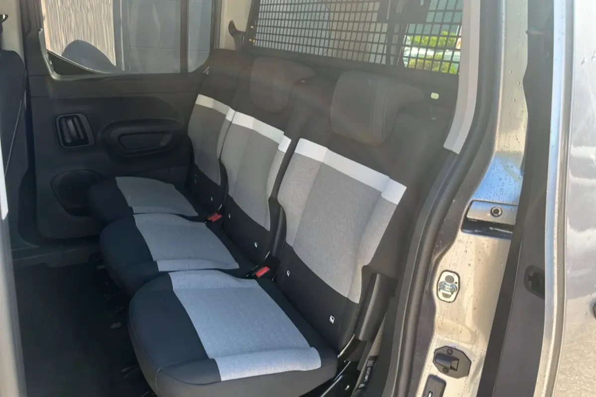 Vue latérale intérieure montrant les trois sièges arrière indépendants gris et noirs du Citroën Berlingo BlueHDi 130 EAT8 Max.