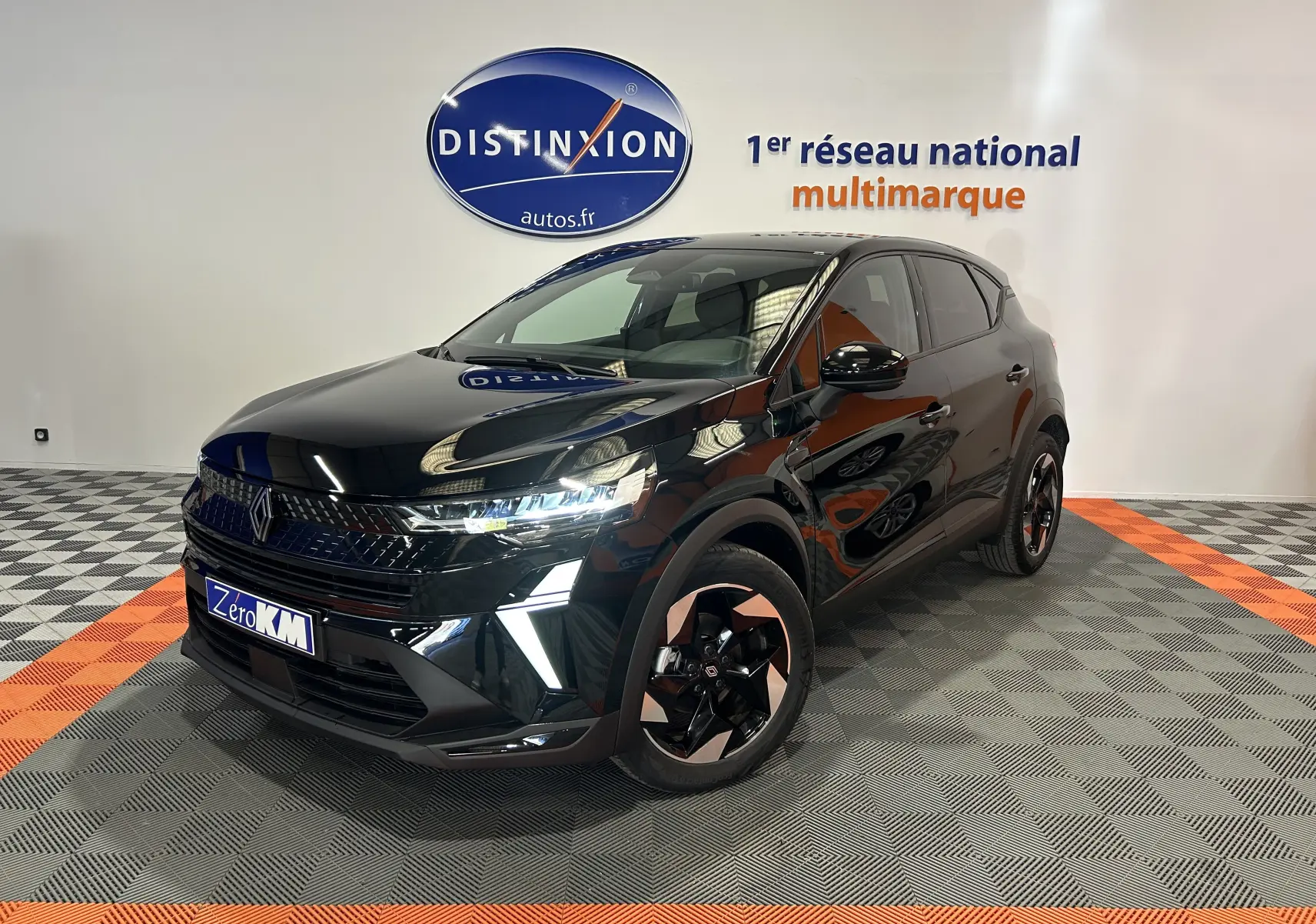 Renault Captur II Ph.2 TECHNO noir étoilé en 3/4 avant droit avec feux LED et jantes bi-ton visibles