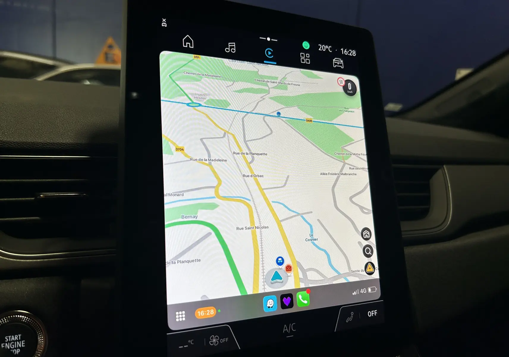 Écran tactile central du Renault Captur II Ph.2 TECHNO affichant la navigation, vu de près à l'intérieur noir.