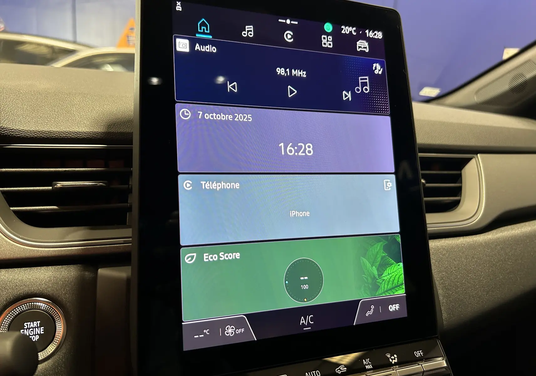 Écran tactile central allumé du tableau de bord d'une Renault Captur II Ph.2 TECHNO noir étoilé, avec commandes climatisation visibles.