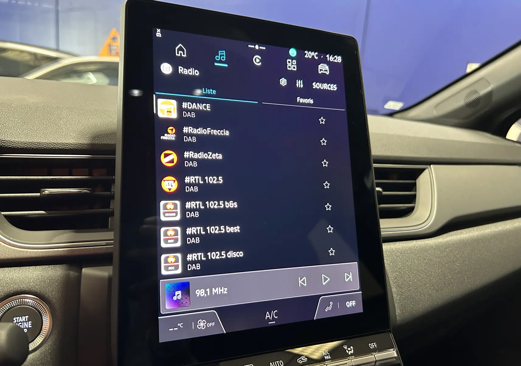 Écran tactile central du Renault Captur II Ph.2 TECHNO noir étoilé, affichant la liste des radios DAB en intérieur.