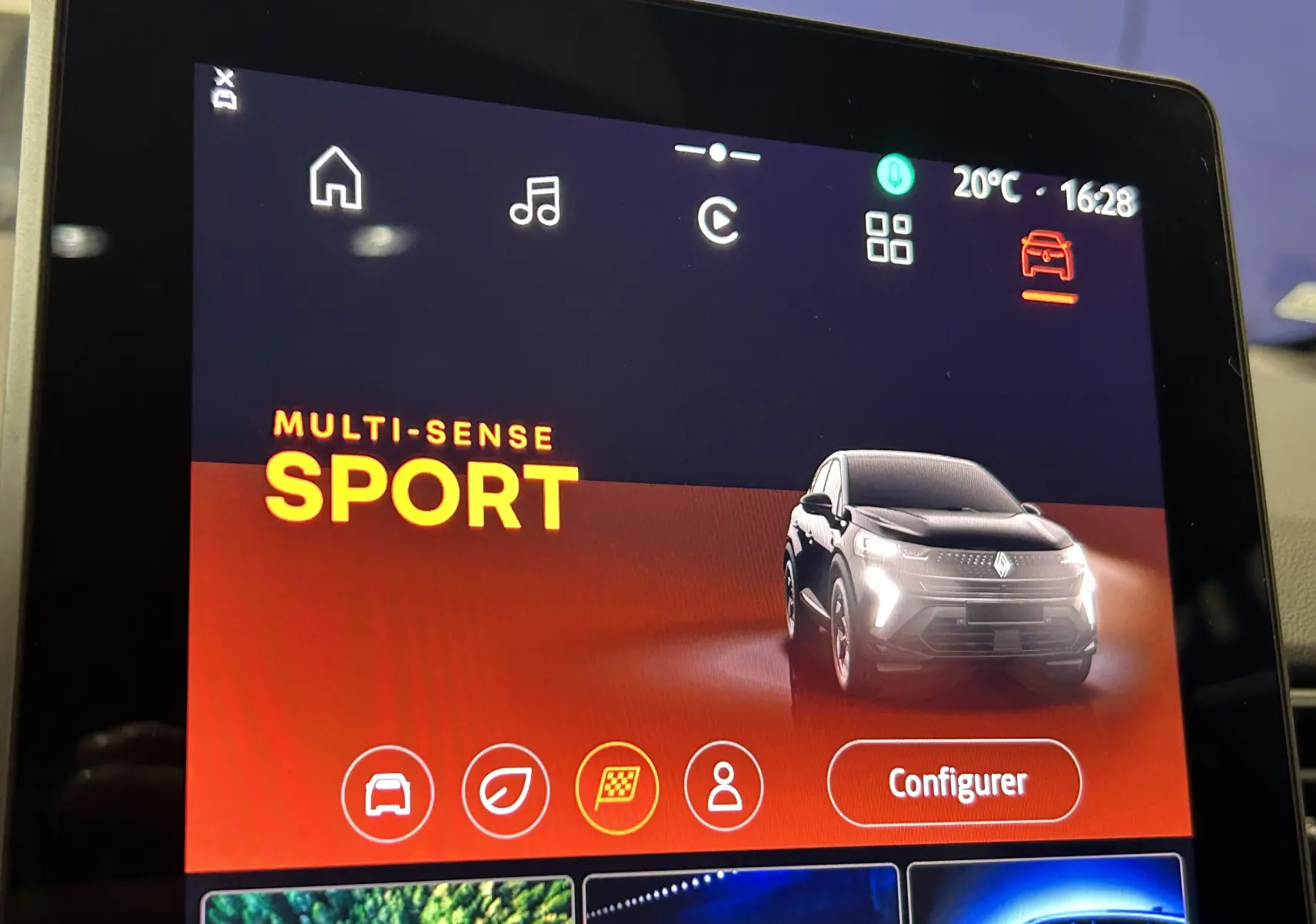 Écran tactile montrant un Renault Captur noir étoilé en mode Sport, vu de face droite avec phares allumés.