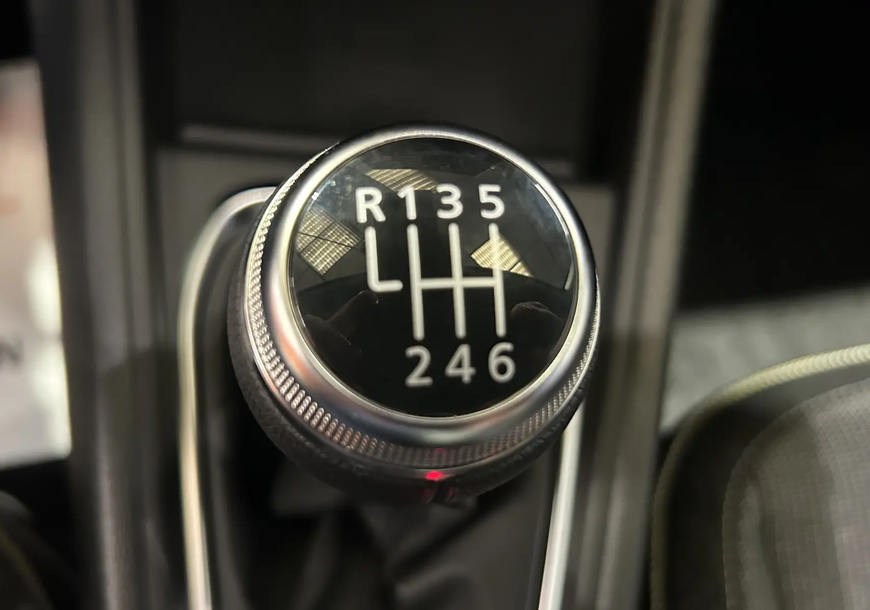 Le levier de vitesses manuel du Renault Captur noir étoilé 2025, vue rapprochée du pommeau avec marquage des 6 rapports.