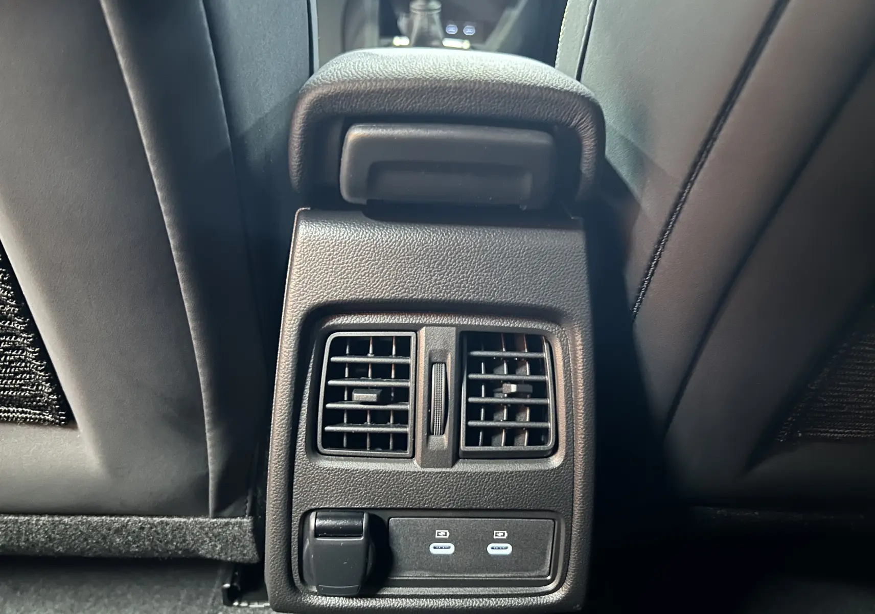 Vue rapprochée des aérateurs arrière et prises USB du Renault Captur II Ph.2 TECHNO Tce 90 noir étoilé, intérieur tissu.