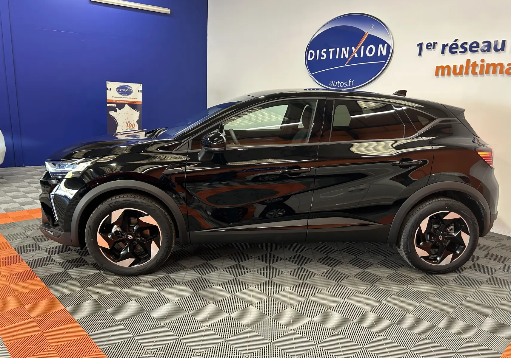 Profil côté gauche du Renault Captur II Ph.2 TECHNO Tce 90 noir étoilé, avec jantes bicolores et détails modernes visibles.