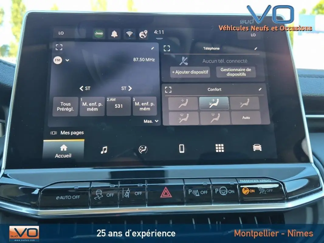 Écran tactile central du Jeep Compass gris 2024 montrant les réglages radio et climatisation automatique