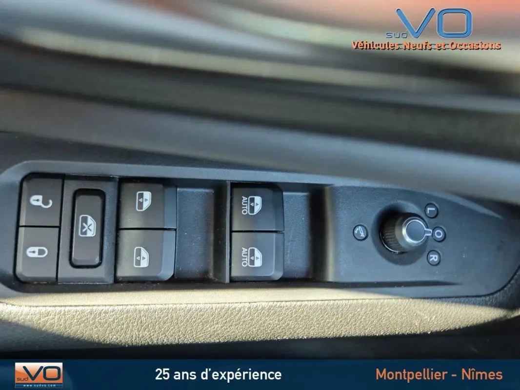 Commandes des vitres et rétroviseurs électriques côté gauche dans un Jeep Compass gris 2024 e-Hybrid Altitude.