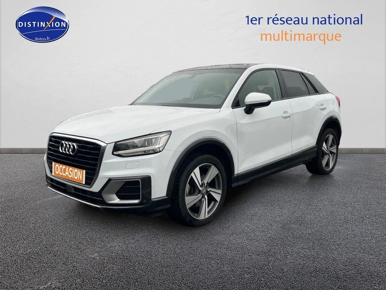 Audi Q2 blanc Ibis vue 3/4 avant droit avec jantes 18 pouces et vitres surteintées.