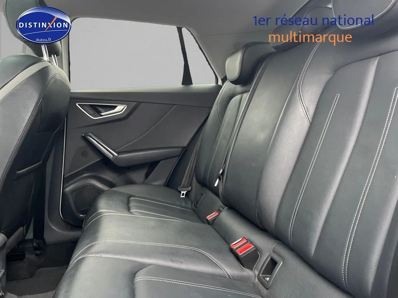Vue intérieure des sièges arrière en cuir noir avec surpiqûres blanches d'un Audi Q2 2018, côté gauche visible.