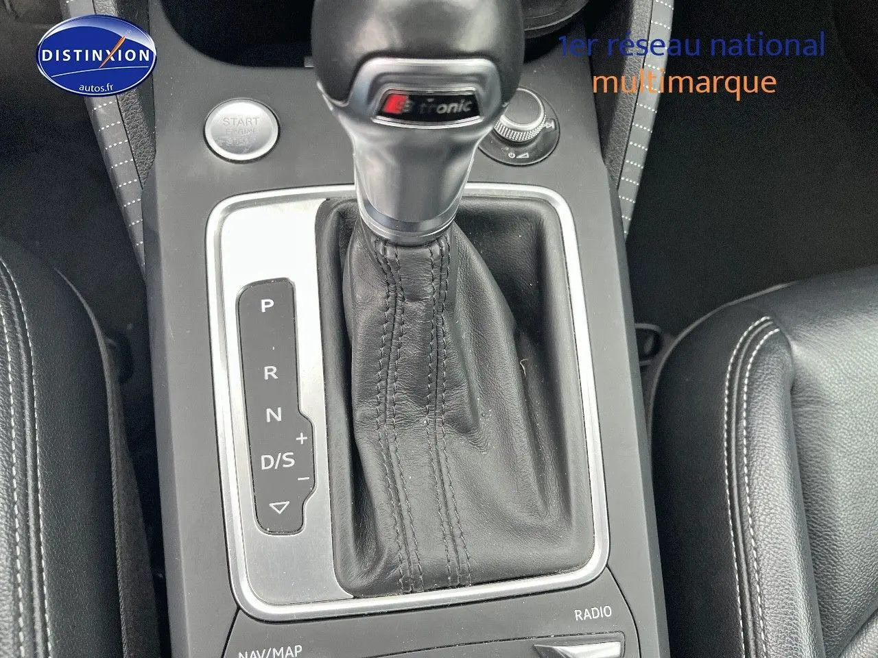 Gros plan sur la console centrale et levier de vitesse automatique cuir noir de l'Audi Q2 Design blanc Ibis.