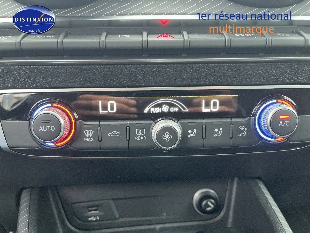 Vue rapprochée du tableau de bord de l'Audi Q2 2018 montrant la climatisation automatique avec réglages numériques et boutons lumineux.