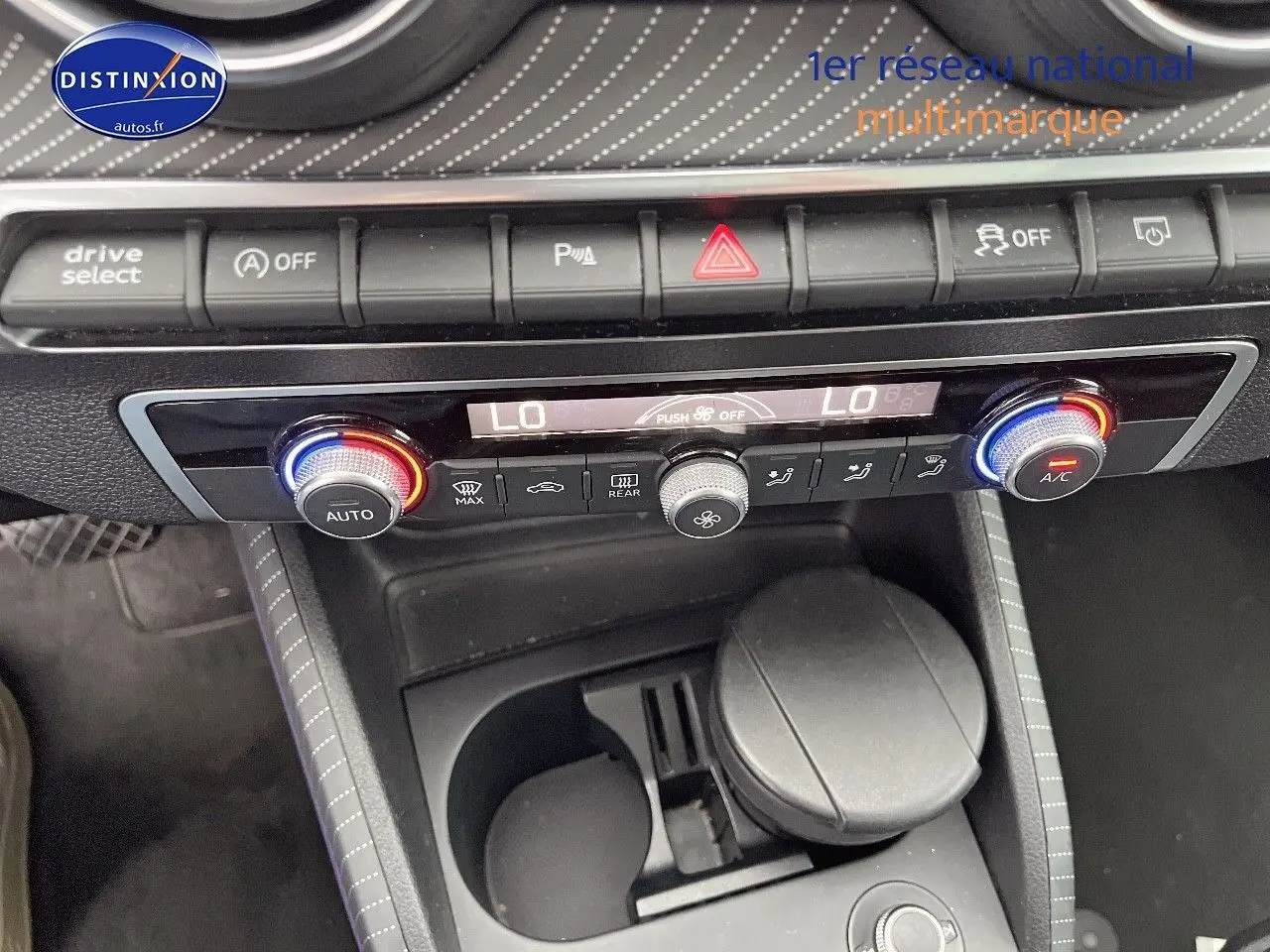 Vue rapprochée de la console centrale de l'Audi Q2 avec commandes climatisation et bouton drive select.