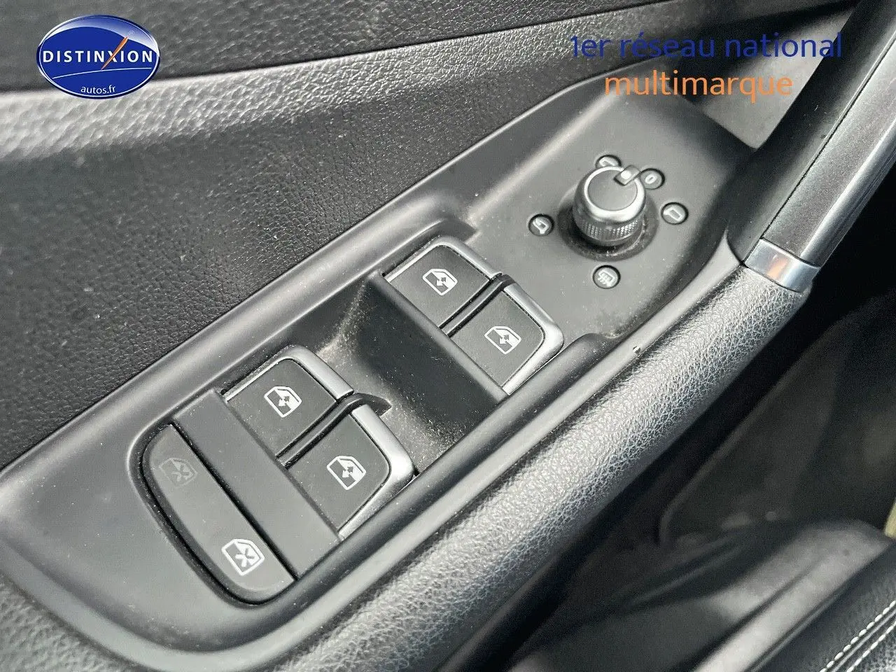 Gros plan sur les commandes de lève-vitres et rétroviseurs côté gauche de l'Audi Q2 2018 finition Design, intérieur noir.