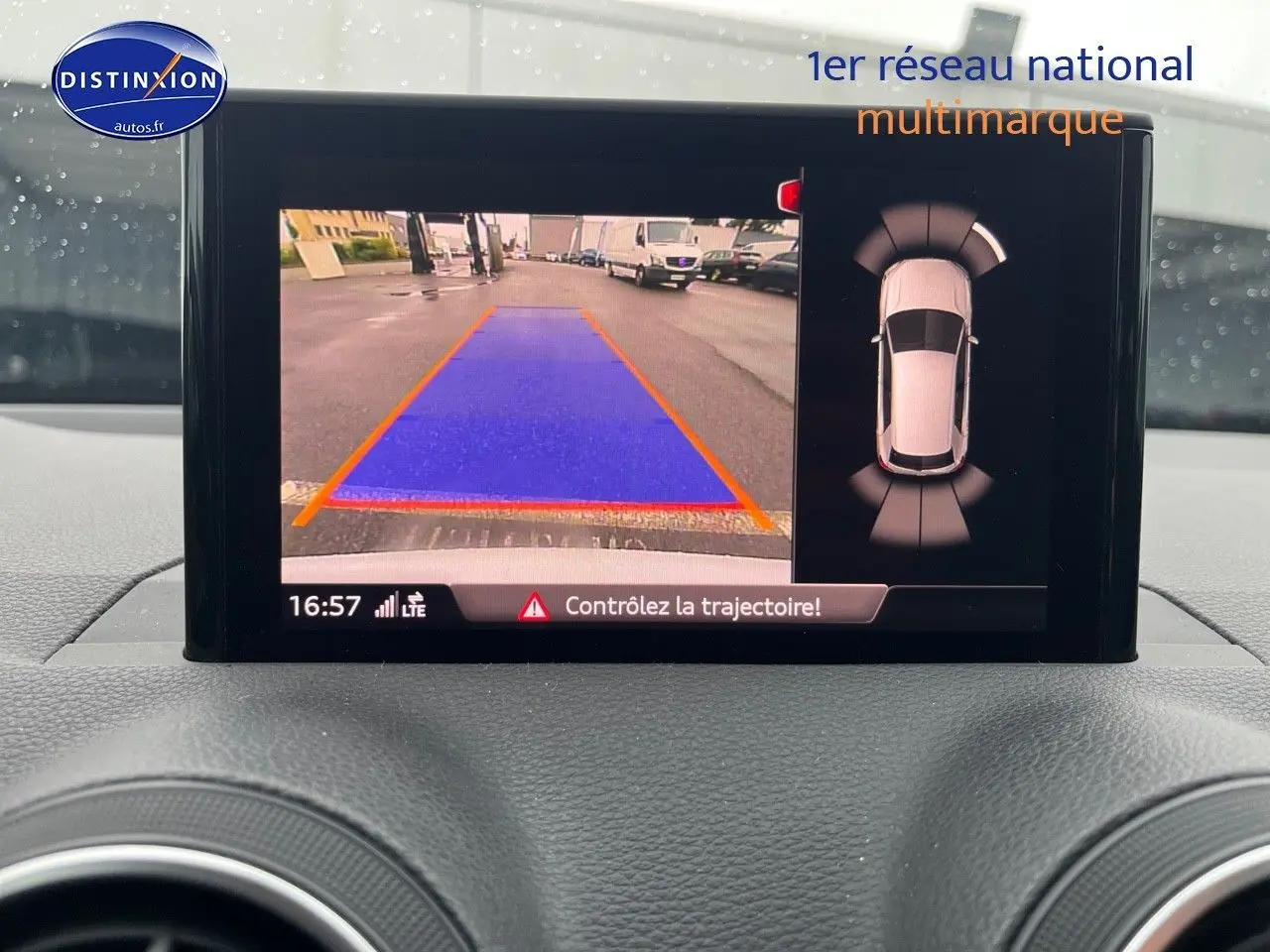 Écran de caméra de recul et système de parking Audi sur tableau de bord d’Audi Q2 blanc Ibis.