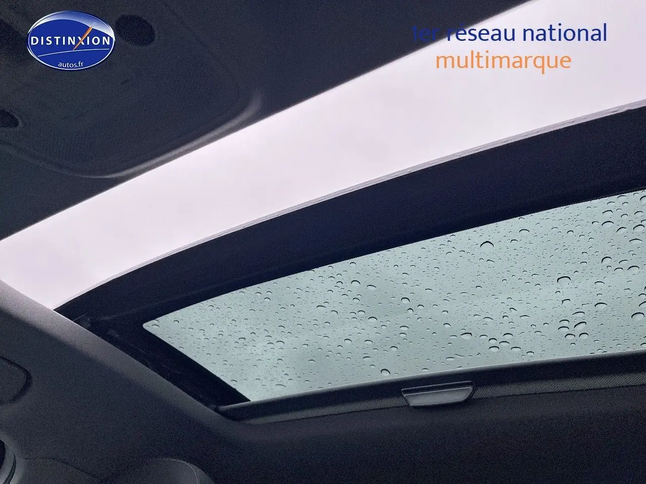 Toit ouvrant électrique panoramique avec gouttes de pluie sur verre, intérieur noir d'Audi Q2 blanc Ibis 2018.