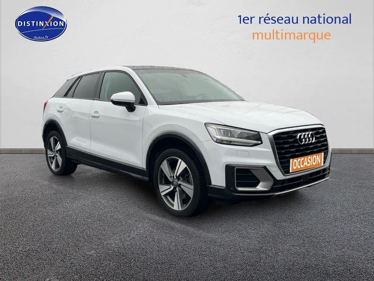 Audi Q2 blanc Ibis vue 3/4 avant droit avec jantes alu 18 pouces et toit ouvrant électrique.