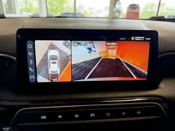 Écran tactile intérieur du MG3 Cosmic Silver montrant la caméra 360° et la vue arrière en stationnement.