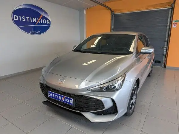 Vue 3/4 avant droite de la MG3 Cosmic Silver avec calandre noire et jantes alliage 16 pouces dans un showroom.