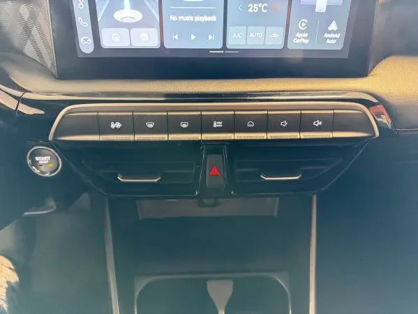 Vue rapprochée de la console centrale noire du MG3 Cosmic Silver, avec commandes tactiles et bouton start visible.