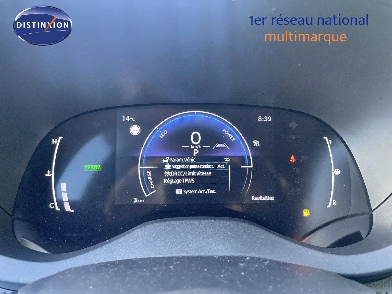 Tableau de bord numérique de Toyota Yaris Hybrid 2025 affichant vitesse, température et alertes, vue frontale rapprochée.