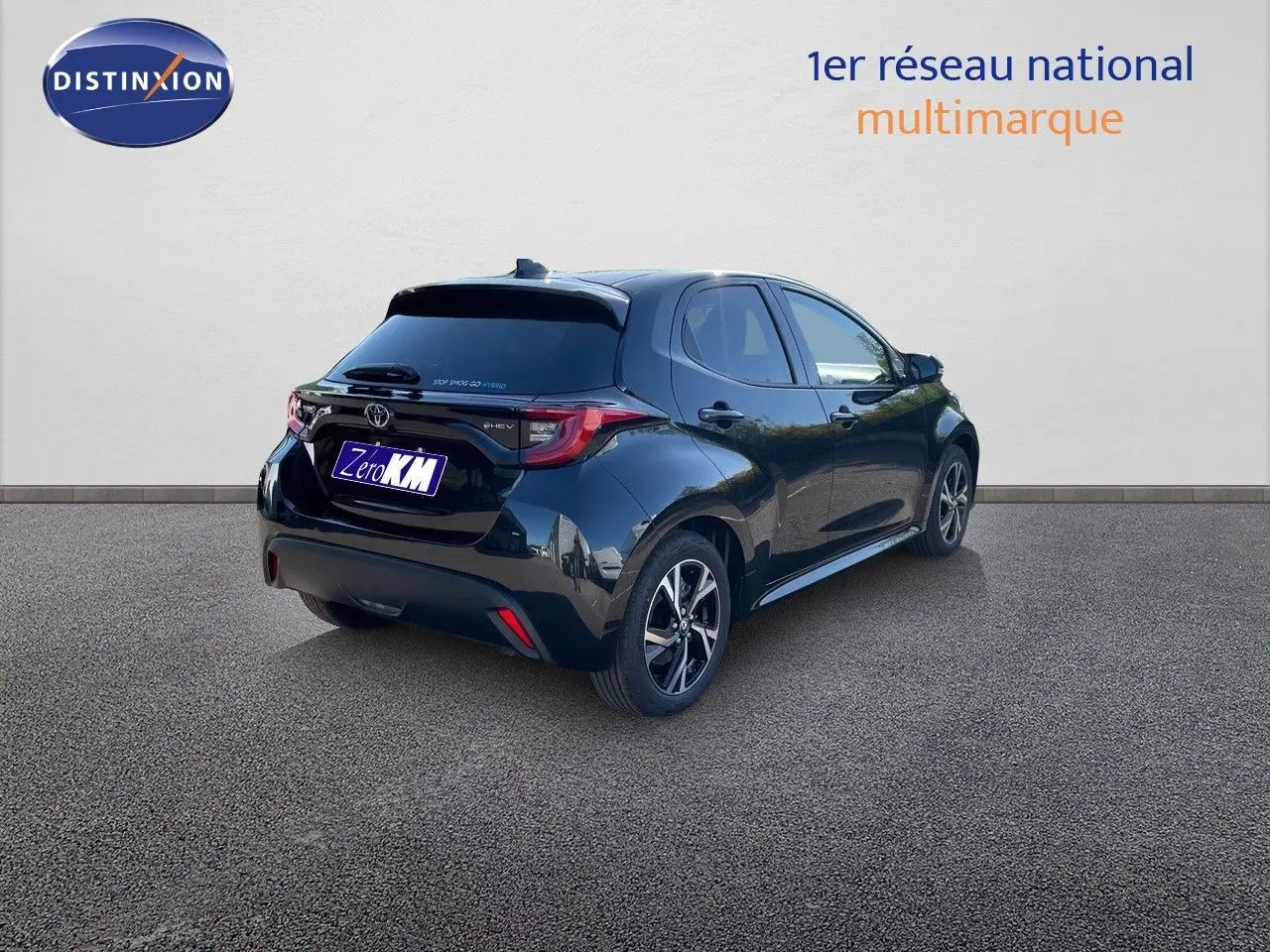 Toyota Yaris Hybrid 116ch noir métal vue 3/4 arrière droit, soulignant ses feux LED et jantes biton.