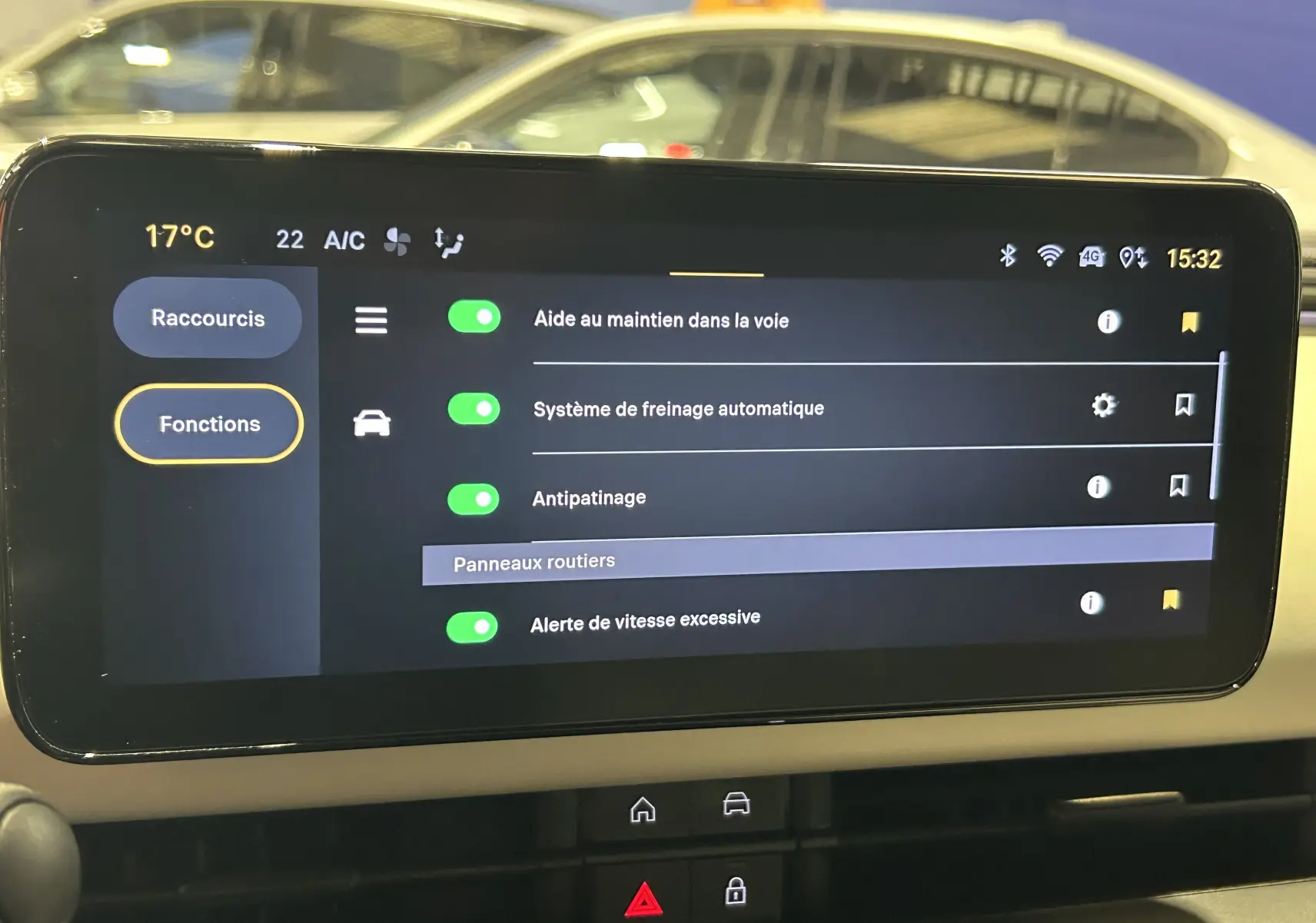 Écran tactile central affichant les aides à la conduite activées dans une FIAT 600 Hybrid 100 La Prima DCT6 2024.