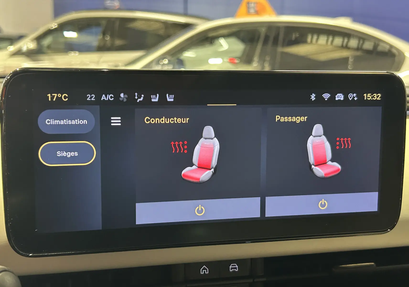 Écran tactile intérieur de la Fiat 600 Hybrid 2024 montrant la commande des sièges chauffants conducteur et passager.