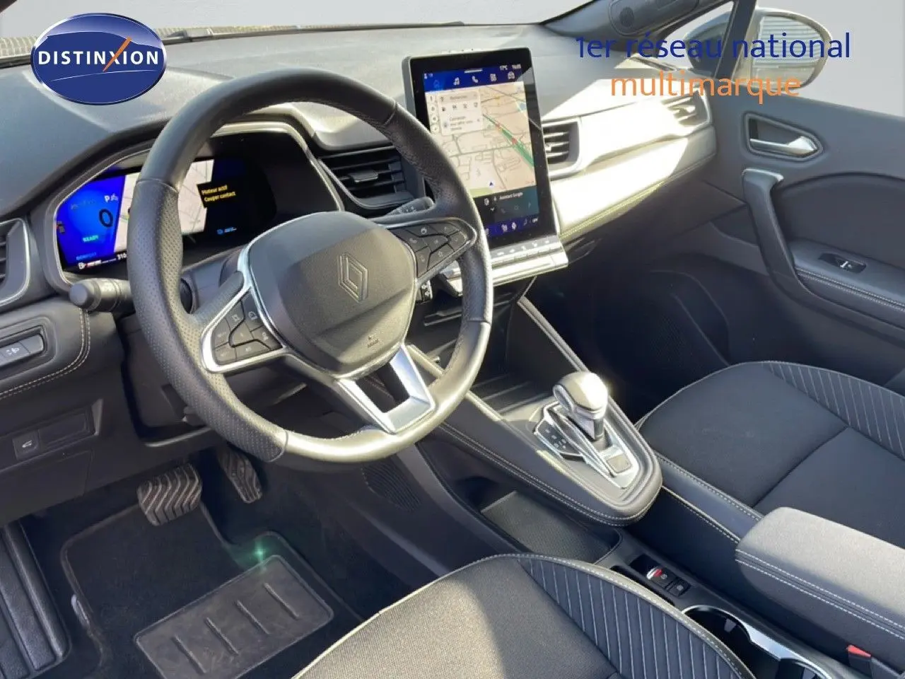 Vue intérieure avant droite du Renault Symbioz 2025, tableau de bord moderne avec écran tactile vertical et volant multifonction noir.