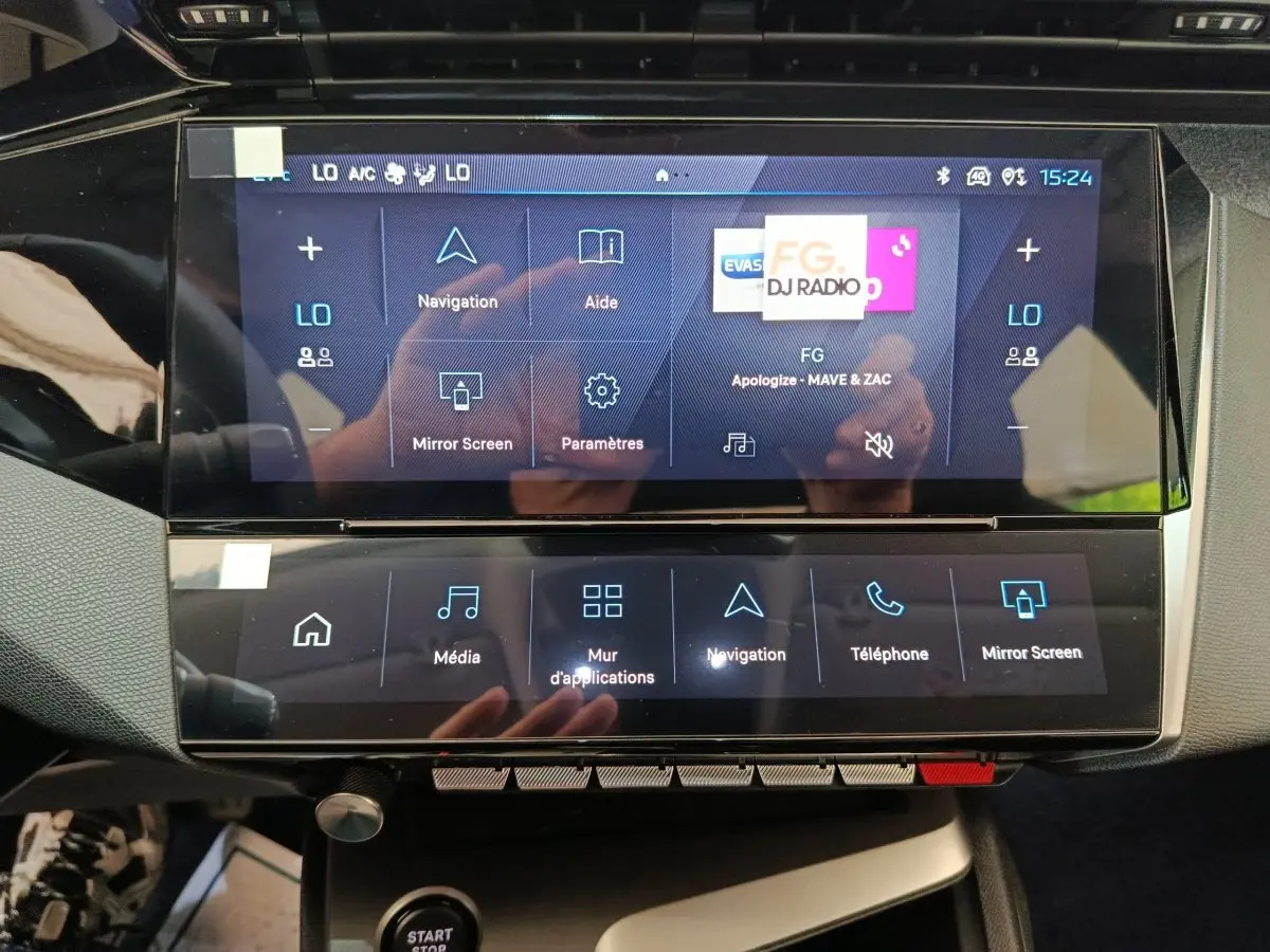 Vue rapprochée de l’écran tactile central de la Peugeot 308 gris foncé, affichant les menus de navigation et multimédia.