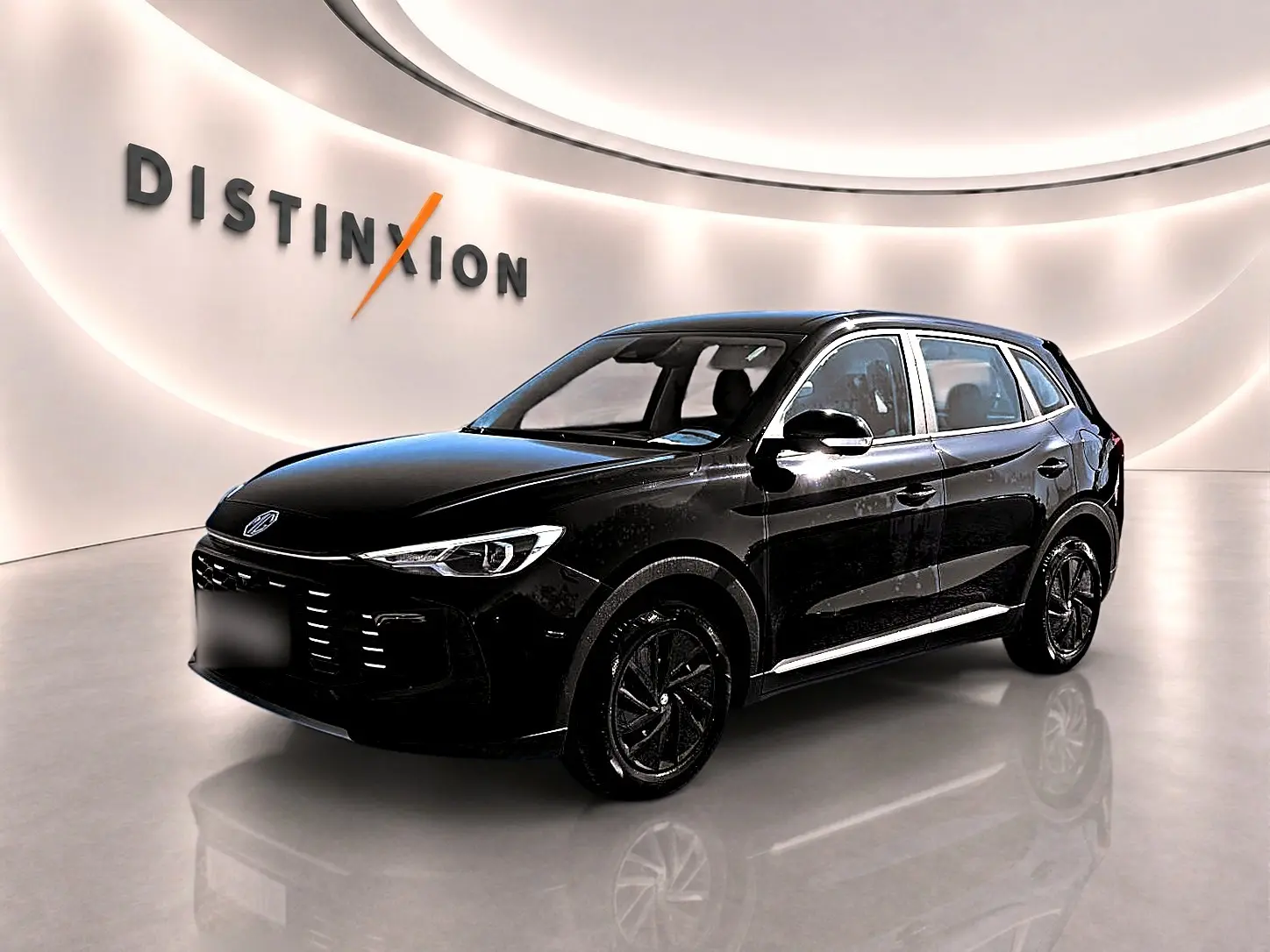 MG Motor ZS 1.5 hybrid noir en 3/4 avant droit, avec jantes noires et éclairage intérieur moderne.