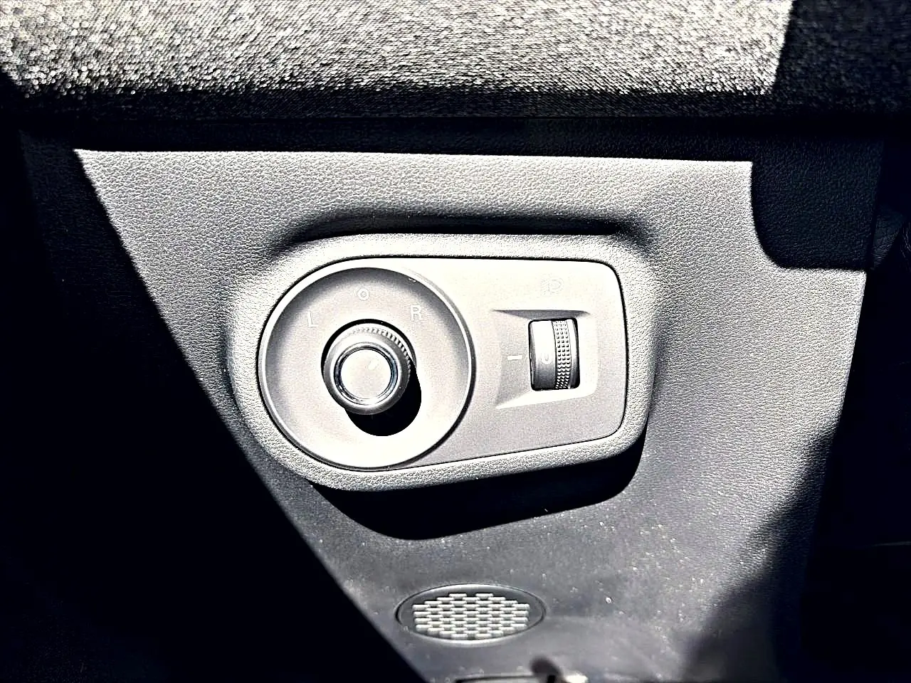 Détail du réglage des rétroviseurs côté conducteur dans l’habitacle noir du MG Motor ZS 1.5 hybrid 2026.