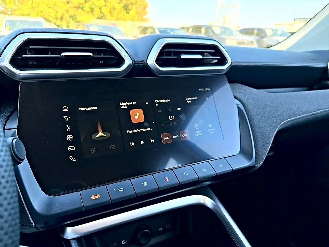 Vue intérieure côté passager du tableau de bord du MG Motor ZS 1.5 hybrid 2026 avec écran tactile et aérateurs hexagonaux.