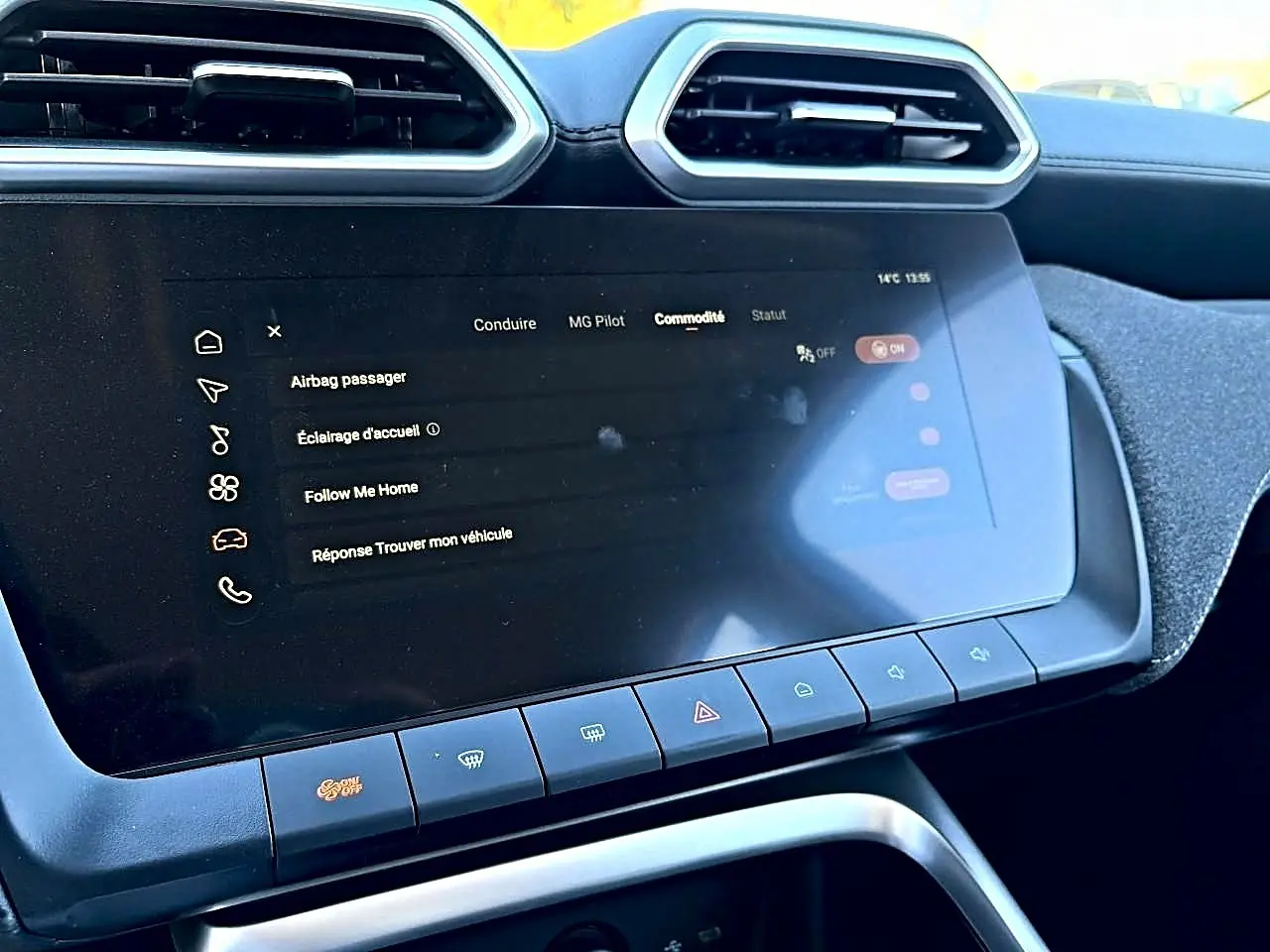 Vue rapprochée de l’écran tactile central noir du tableau de bord du MG Motor ZS 1.5 hybrid 2026.
