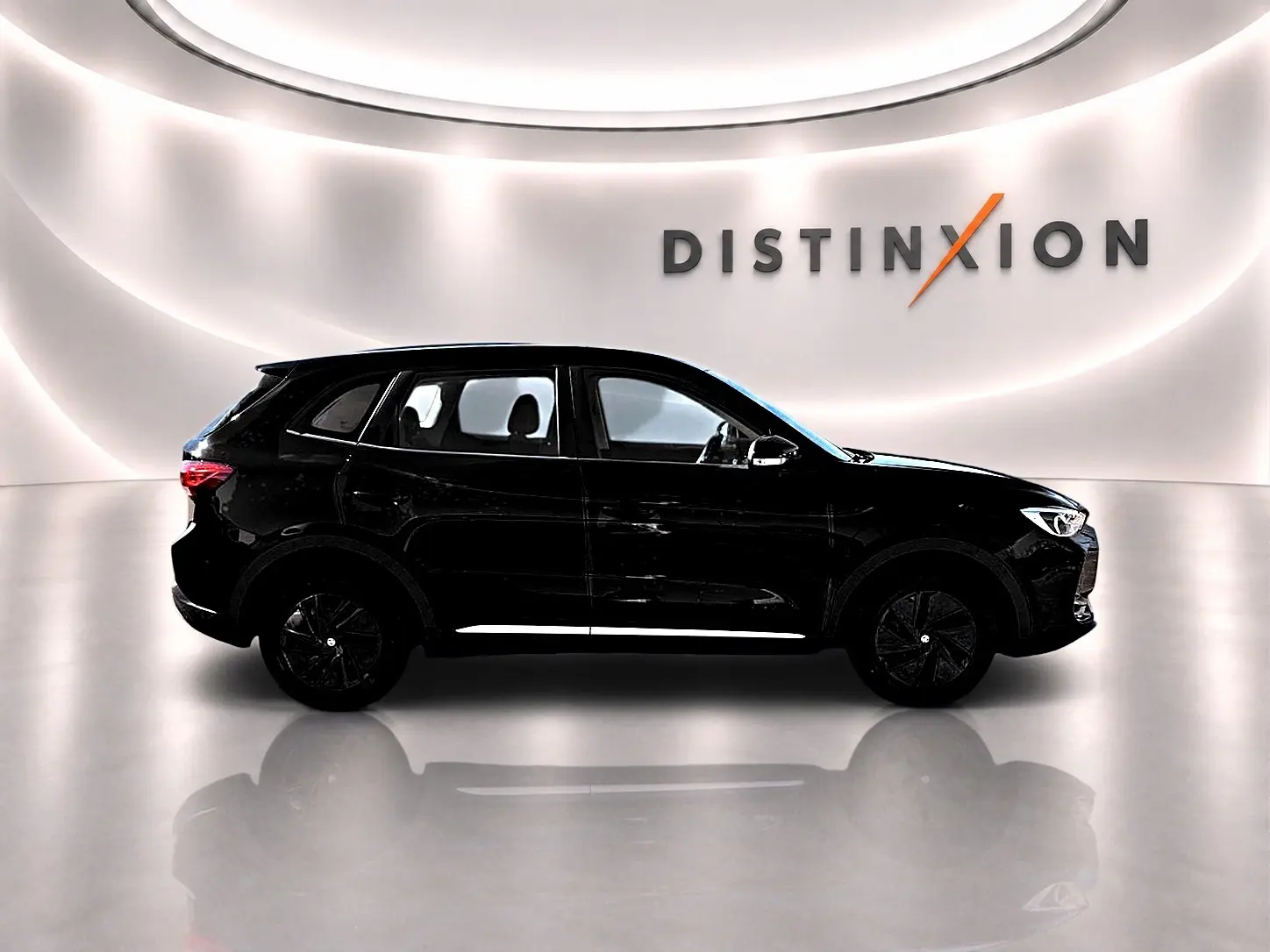Vue latérale droite du SUV MG ZS 1.5 hybrid noir, avec jantes noires et feux arrière LED visibles.