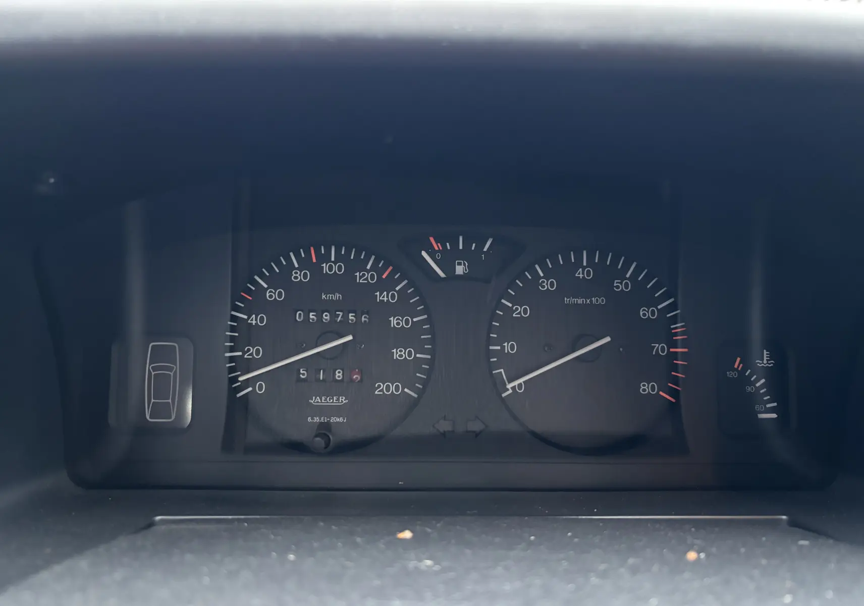 Tableau de bord de Citroën ZX 1.6i gris 1992, affichant compteur vitesse, compte-tours et jauge carburant.