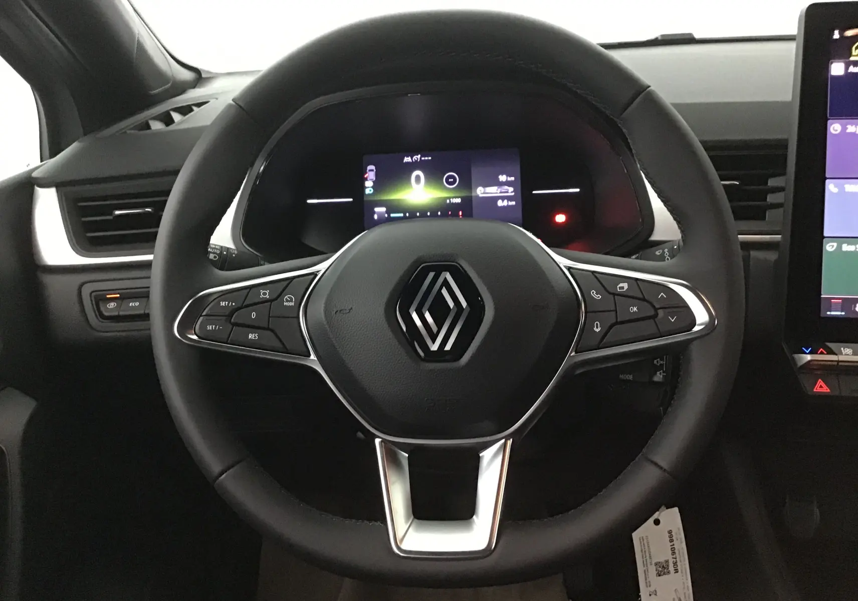 Volant multifonction noir avec logo Renault, tableau de bord numérique et partie centrale de la planche de bord du Renault Captur 2025.