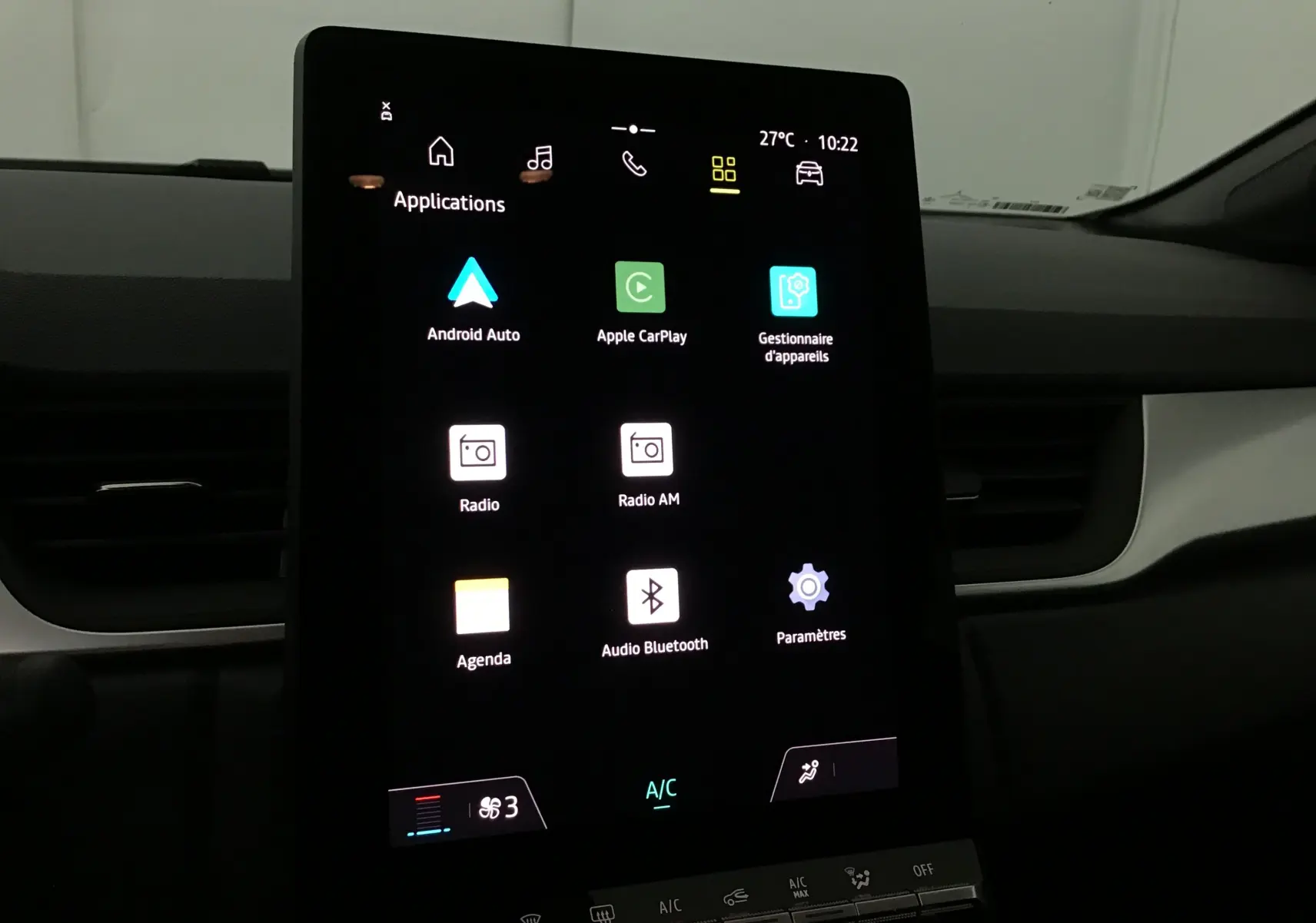 Écran tactile central allumé du tableau de bord du Renault Captur 2025, avec interface multimédia et commandes climatisation.