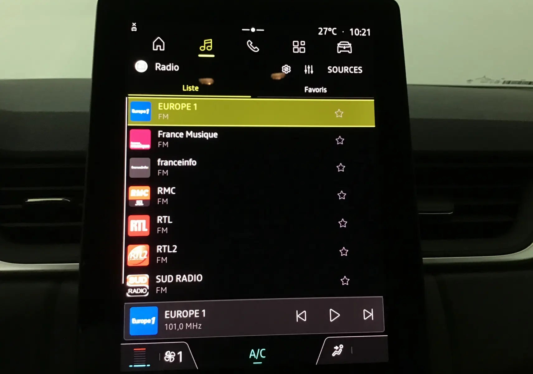 Écran tactile central du Renault Captur 2025 affichant la liste des radios FM avec interface moderne et commandes climatisation.