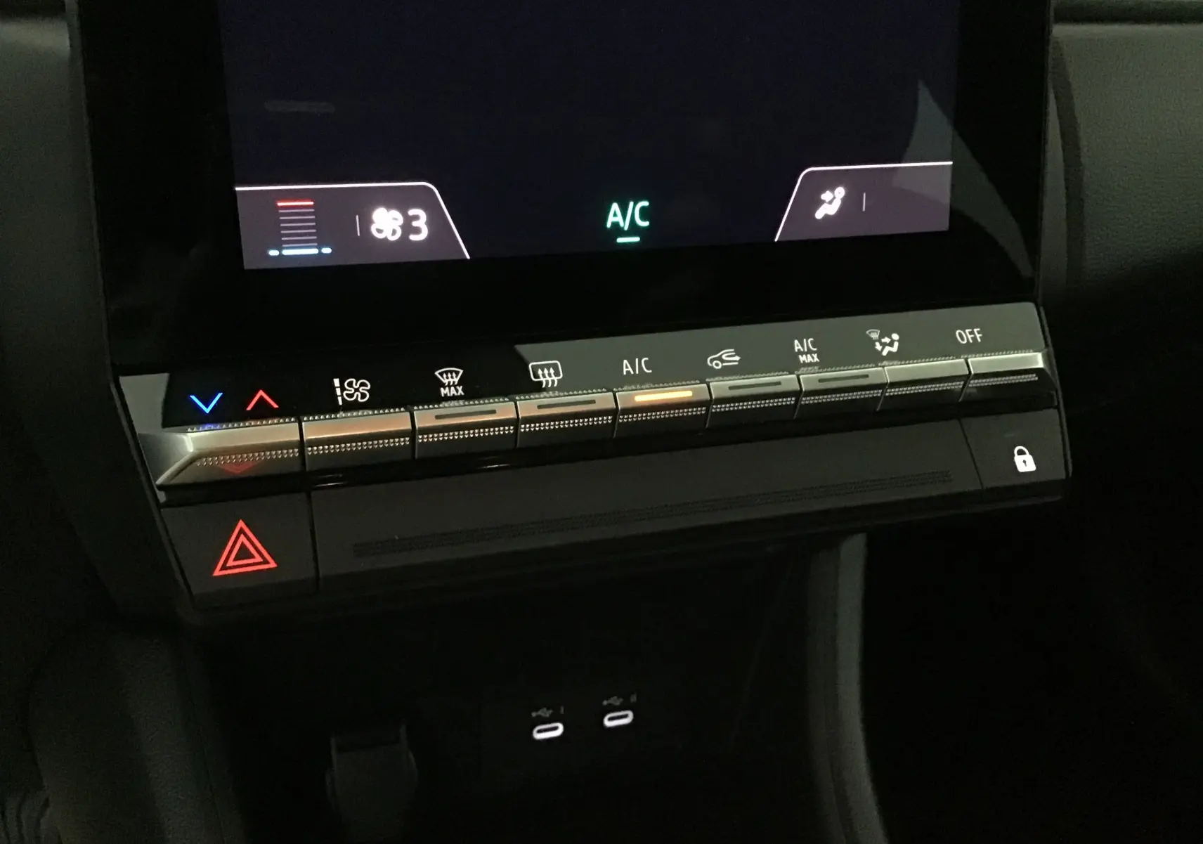 Détail de la console centrale du Renault Captur 2025 montrant les commandes tactiles de climatisation et les ports USB-C.
