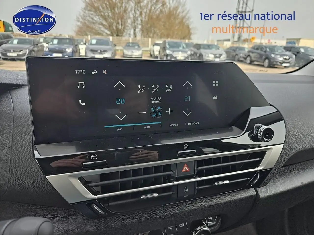 Vue rapprochée de la console centrale noire brillante avec écran tactile et aérateurs du Citroën C4 blanc okenite.